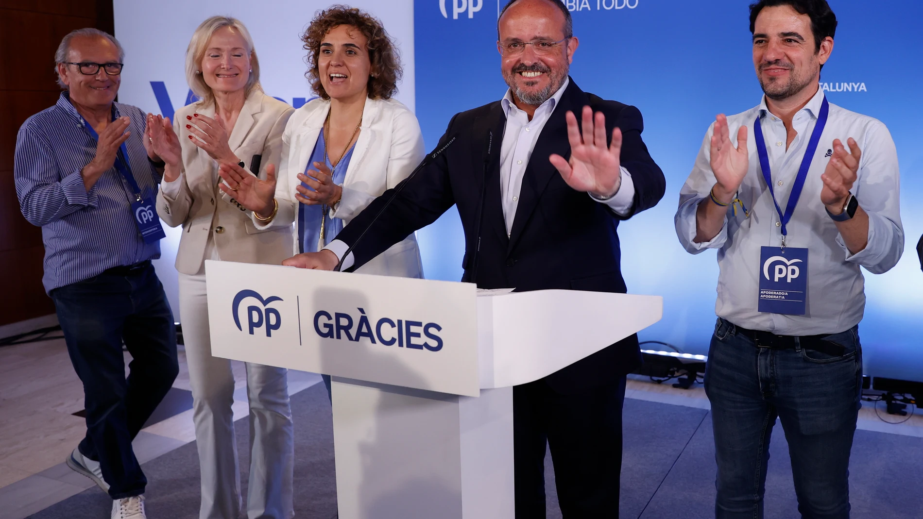 El candidato del PP, Alejandro Fernández, valora los resultados junto a otros asistentes en la sede autonómica del PP, este domingo