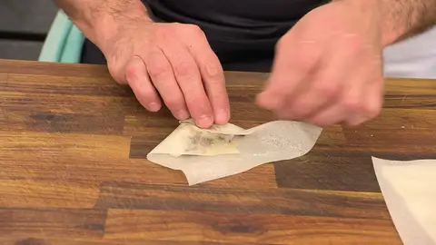 Introduce 8 bombones en la sartén Introduce 8 bombones en la sartén