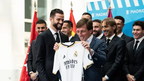 José Luis Martínez Almeida en la celebración del Real Madrid como campeón de la Liga José Luis Martínez Almeida en la celebración del Real Madrid como campeón de la Liga