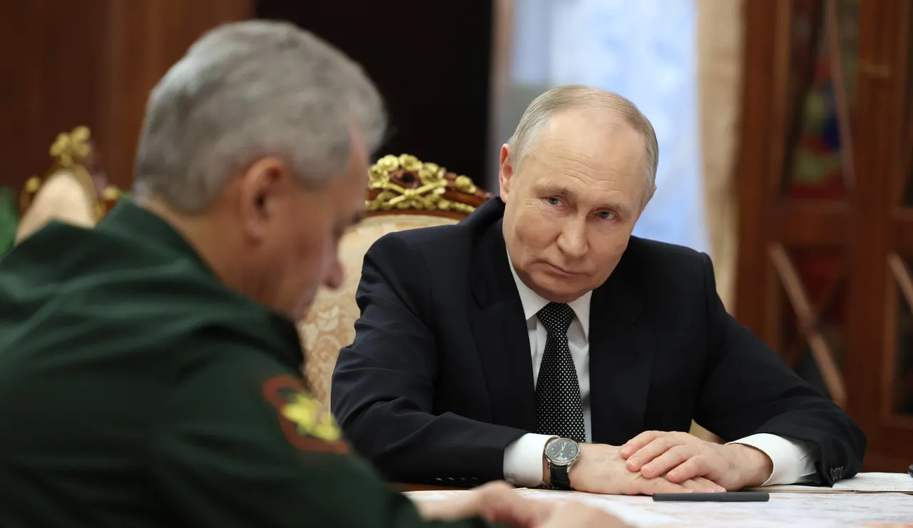 El presidente ruso, Vladimir Putin, escucha al ministro de Defensa ruso, Sergei Shoigu