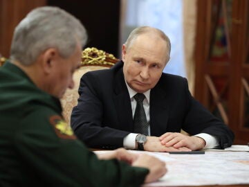 El presidente ruso, Vladimir Putin, escucha al ministro de Defensa ruso, Sergei Shoigu