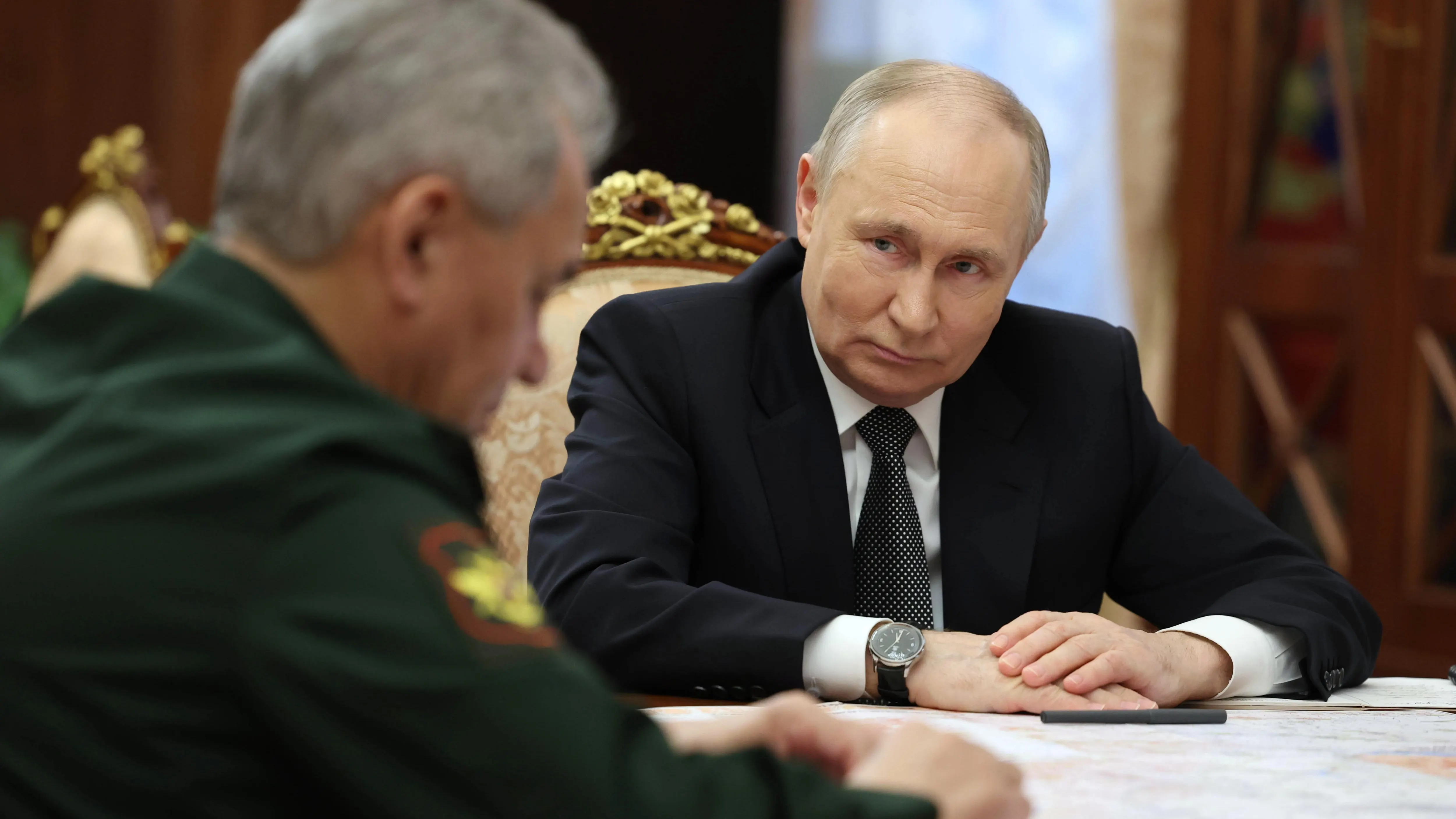 El presidente ruso, Vladimir Putin, escucha al ministro de Defensa ruso, Sergei Shoigu El presidente ruso, Vladimir Putin, escucha al ministro de Defensa ruso, Sergei Shoigu