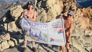 Dos turistas suben al Teide desnudos