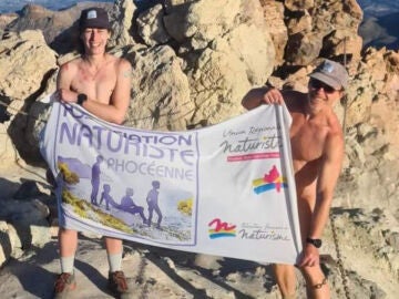 Dos turistas suben al Teide desnudos
