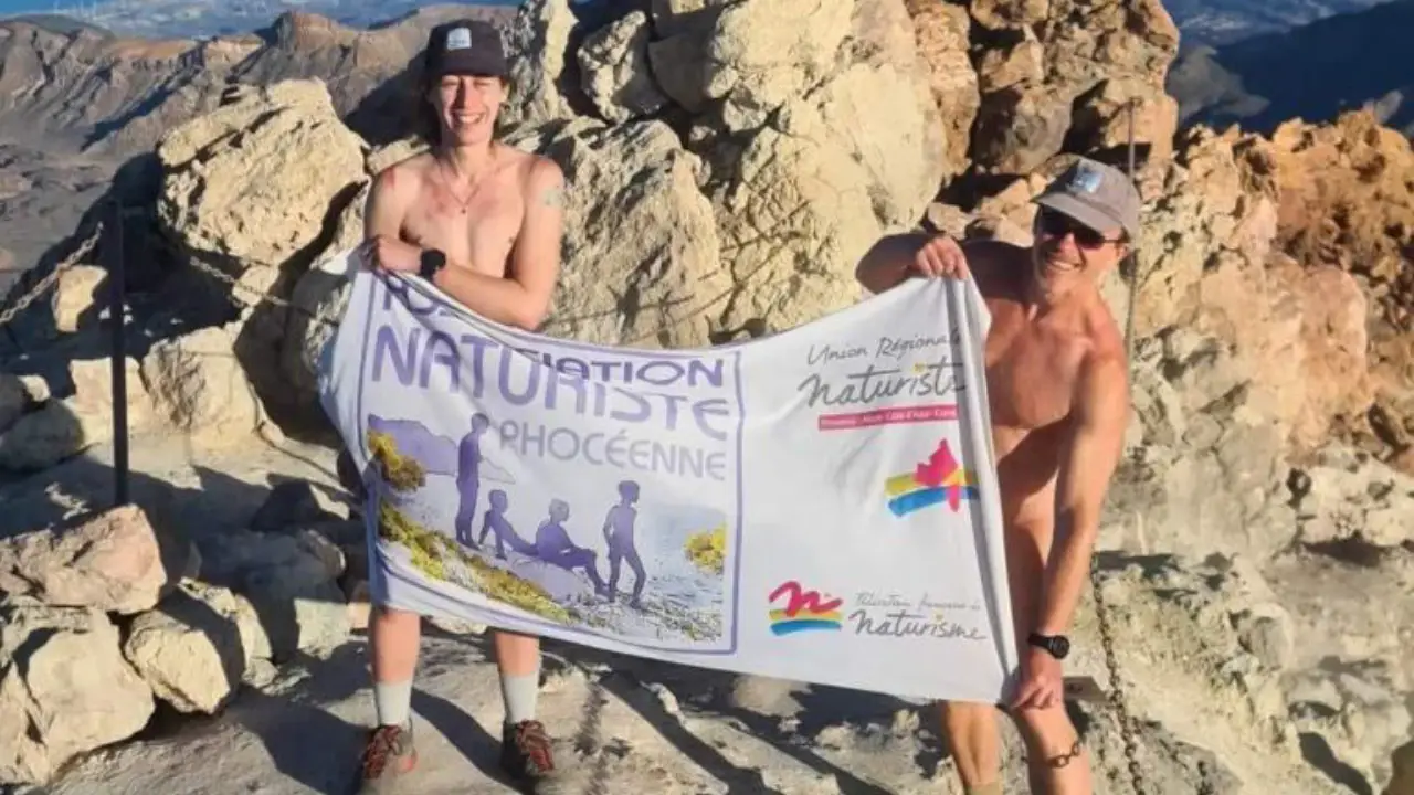 Dos turistas suben al Teide desnudos Dos turistas suben al Teide desnudos