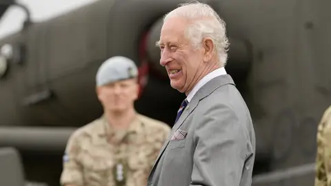 El rey Carlos III entregándole el título de coronel en Jefe del Cuerpo Aéreo del Ejército a su hijo, el príncipe Guillermo El rey Carlos III entregándole el título de coronel en Jefe del Cuerpo Aéreo del Ejército a su hijo, el príncipe Guillermo