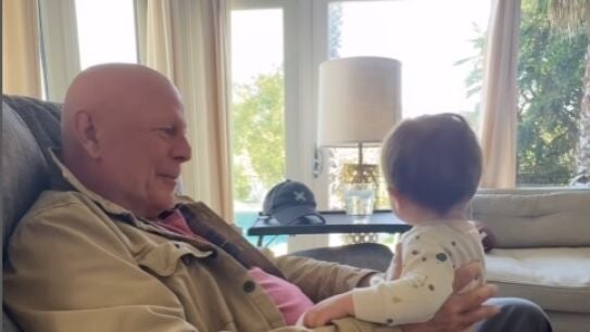 Bruce Willis con su nieta, hija de Rumer Willis