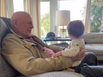 Bruce Willis con su nieta, hija de Rumer Willis