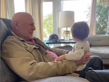 Bruce Willis con su nieta, hija de Rumer Willis Bruce Willis con su nieta, hija de Rumer Willis