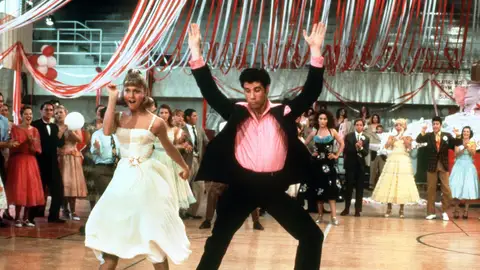 John Travolta y Olivia Newton-John en la escena del baile en Grease John Travolta y Olivia Newton-John en la escena del baile en Grease