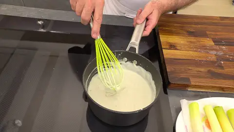 Desmenuza el queso, agrégalo y mezcla bien Desmenuza el queso, agrégalo y mezcla bien