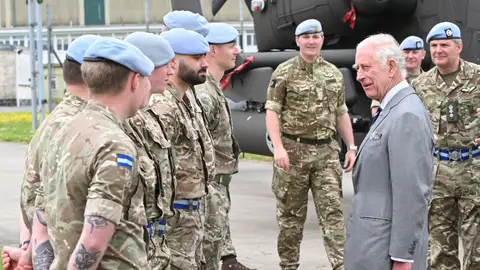 El rey Carlos III entregándole el título de coronel en Jefe del Cuerpo Aéreo del Ejército a su hijo, el príncipe Guillermo El rey Carlos III entregándole el título de coronel en Jefe del Cuerpo Aéreo del Ejército a su hijo, el príncipe Guillermo