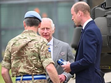 El rey Carlos III entregándole el título de coronel en Jefe del Cuerpo Aéreo del Ejército a su hijo, el príncipe Guillermo