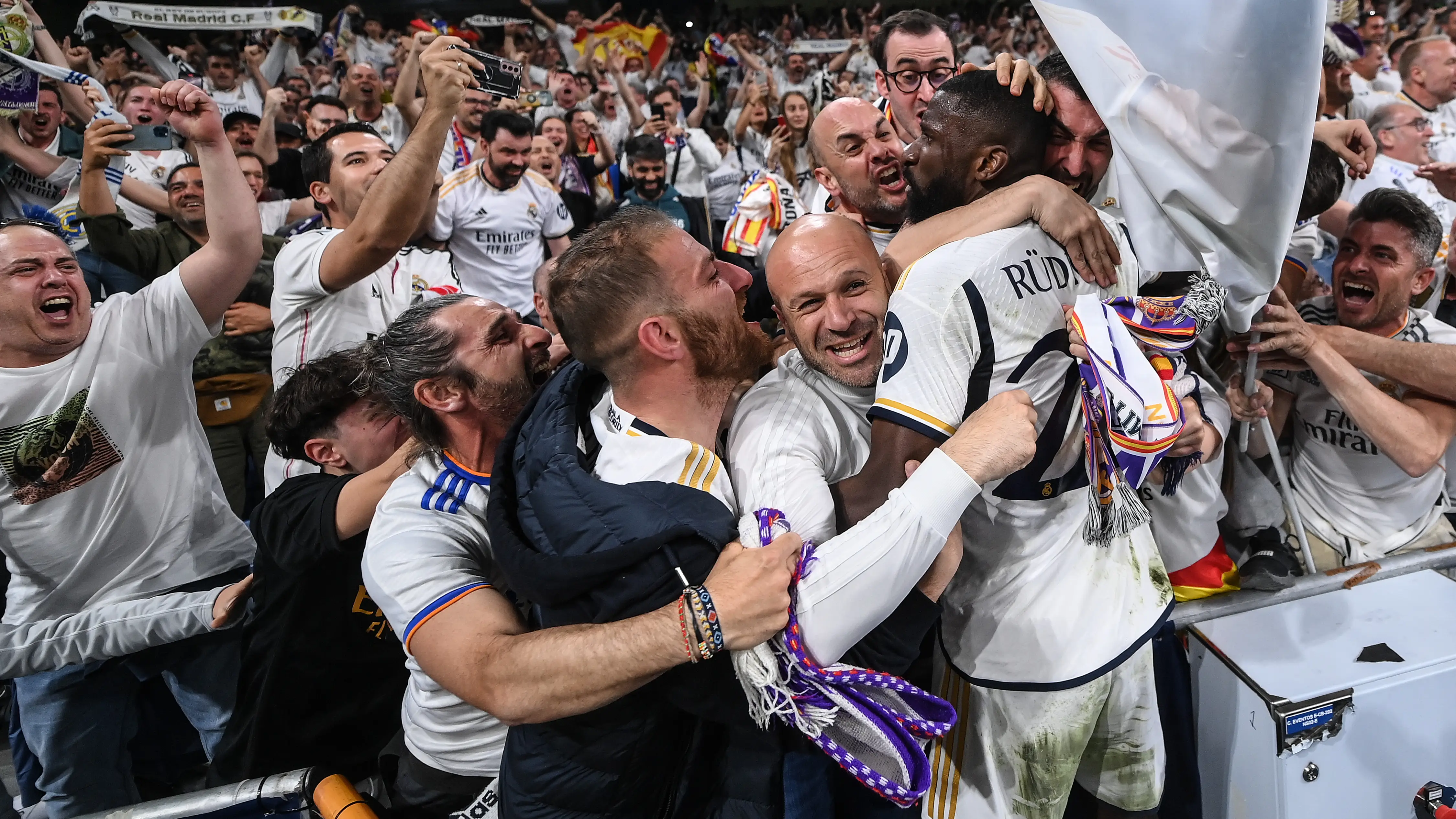 R&uuml;diger celebra con la afici&oacute;n del Real Madrid en la vuelta de semifinales de Champions ante el Bayern