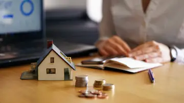 Mujer calculando una hipoteca