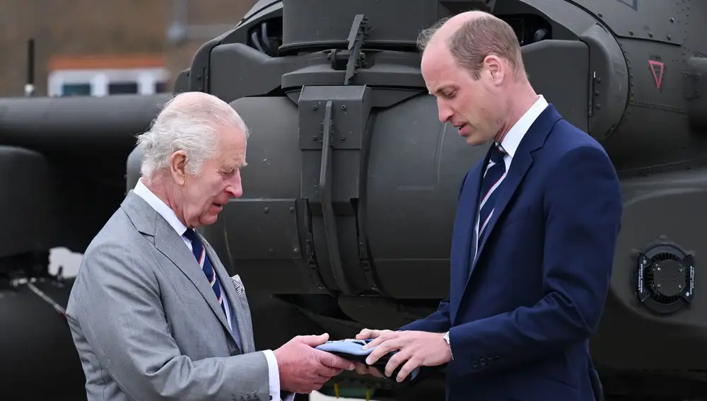 El rey Carlos III entregándole el título de coronel en Jefe del Cuerpo Aéreo del Ejército a su hijo, el príncipe Guillermo