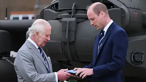 El rey Carlos III entregándole el título de coronel en Jefe del Cuerpo Aéreo del Ejército a su hijo, el príncipe Guillermo El rey Carlos III entregándole el título de coronel en Jefe del Cuerpo Aéreo del Ejército a su hijo, el príncipe Guillermo