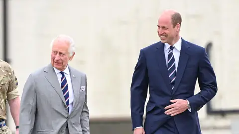 El rey Carlos III entregándole el título de coronel en Jefe del Cuerpo Aéreo del Ejército a su hijo, el príncipe Guillermo El rey Carlos III entregándole el título de coronel en Jefe del Cuerpo Aéreo del Ejército a su hijo, el príncipe Guillermo