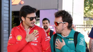 Carlos Sainz y Fernando Alonso durante el GP de Australia 2024