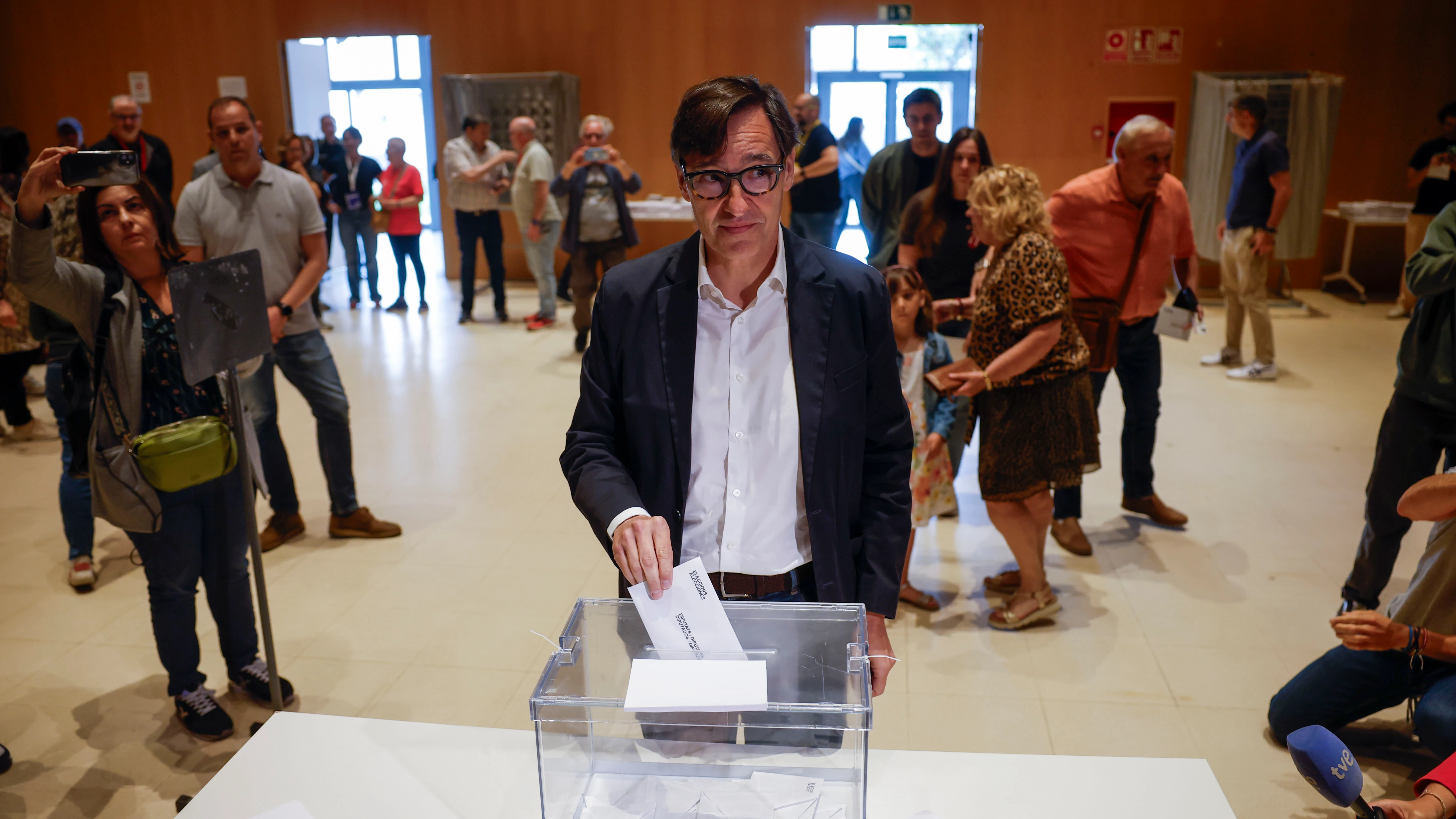 Salvador Illa en el momento que vot&oacute; en el 12M