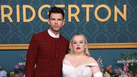 Luke Newton y Nicola Coughlan en la premiere de Los Bridgerton 3 Luke Newton y Nicola Coughlan en la premiere de Los Bridgerton 3