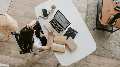 Una mujer teletrabajando Una mujer teletrabajando