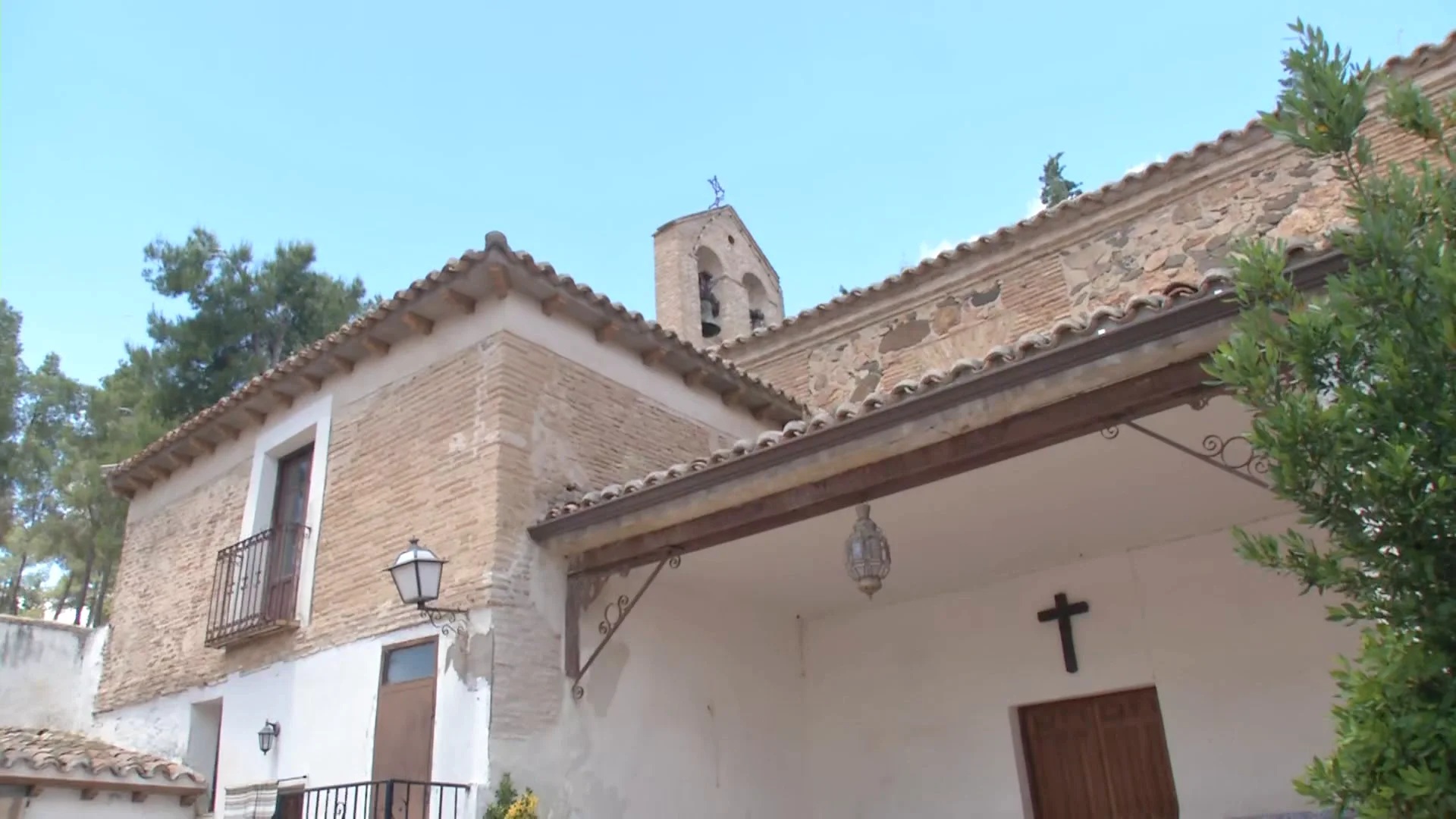 Amenazada de muerte por la cofradía que le dio casa a cambio de cuidar la ermita: "Vivo asustada" Amenazada de muerte por la cofradía que le dio casa a cambio de cuidar la ermita: "Vivo asustada"