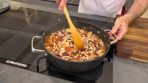 Añade la pasta de tomate, el tomillo, 2 hojas de laurel y el caldo Añade la pasta de tomate, el tomillo, 2 hojas de laurel y el caldo