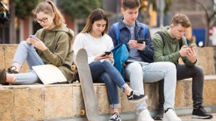 J&oacute;venes utilizando m&oacute;viles
