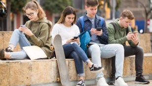 J&oacute;venes utilizando m&oacute;viles