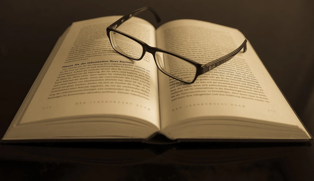 Imagen de recurso de unas gafas sobre un libro