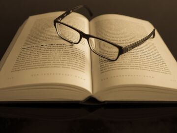 Imagen de recurso de unas gafas sobre un libro