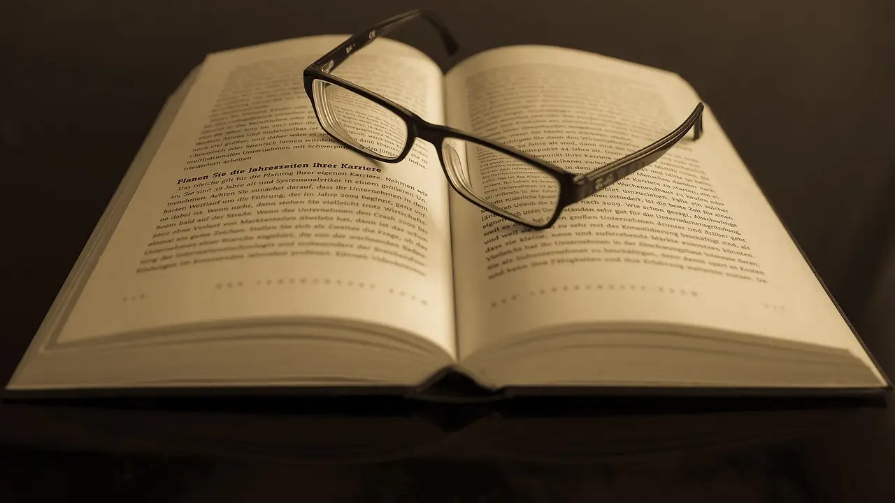 Imagen de recurso de unas gafas sobre un libro Imagen de recurso de unas gafas sobre un libro