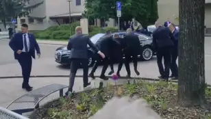 Trasladan al primer ministro eslovaco tras ser tiroteado en plena calle