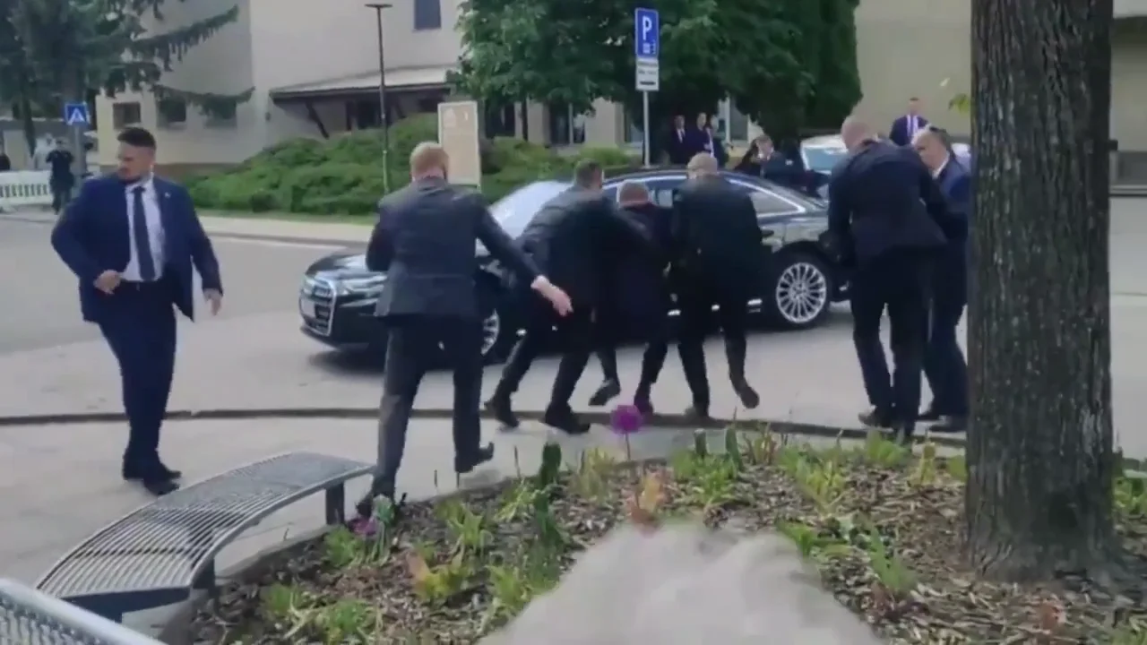 Trasladan al primer ministro eslovaco tras ser tiroteado en plena calle Trasladan al primer ministro eslovaco tras ser tiroteado en plena calle