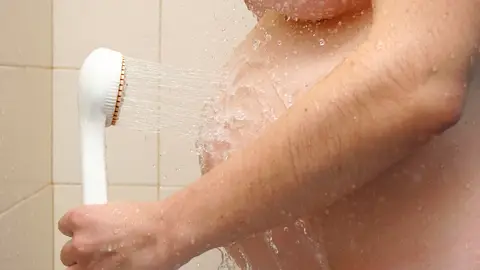 Una mujer embarazada en la ducha Una mujer embarazada en la ducha