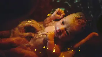Bebé que nace en el agua