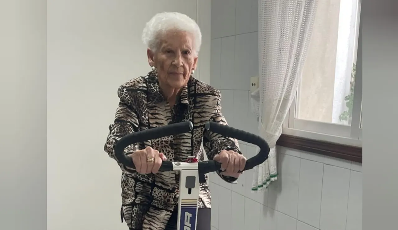 La rutina de Laura a sus 101 años: una hora de bici al día mientras reza el rosario