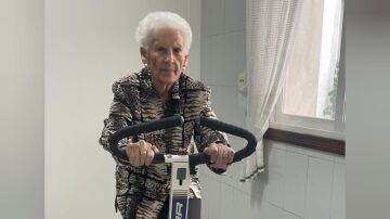 La rutina de Laura a sus 101 años: una hora de bici al día mientras reza el rosario