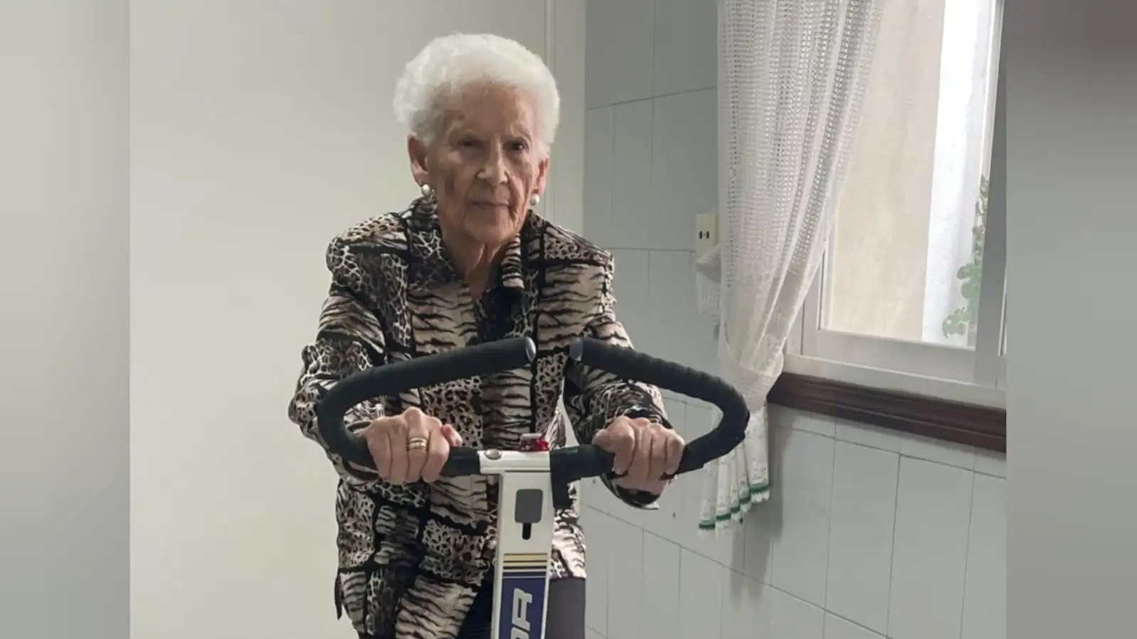 La rutina de Laura a sus 101 años: una hora de bici al día mientras reza el rosario La rutina de Laura a sus 101 años: una hora de bici al día mientras reza el rosario