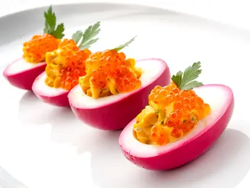 Receta de huevos rellenos, de Karlos Arguiñano: ¡Los hace de color rosa!