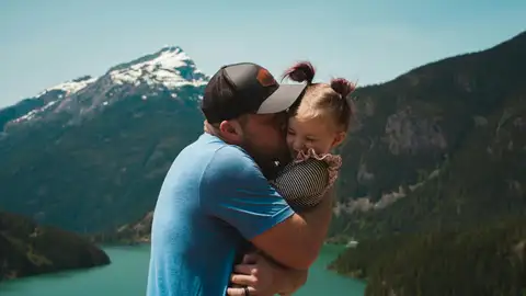 Un padre con su hija en la naturaleza Un padre con su hija en la naturaleza
