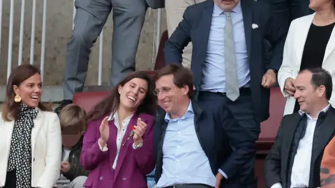 Teresa Urquijo y José Luis Martínez Almeida en Las Ventas Teresa Urquijo y José Luis Martínez Almeida en Las Ventas