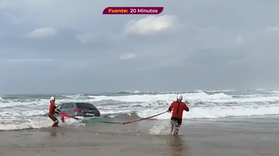 Sacan de la playa de Oyambre un coche que quedó encallado en la arena: ¡Sus dueños se fueron de vinos! Sacan de la playa de Oyambre un coche que quedó encallado en la arena: ¡Sus dueños se fueron de vinos!