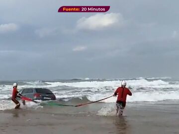 Sacan de la playa de Oyambre un coche que quedó encallado en la arena: ¡Sus dueños se fueron de vinos!