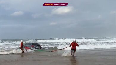 Sacan de la playa de Oyambre un coche que quedó encallado en la arena: ¡Sus dueños se fueron de vinos!
