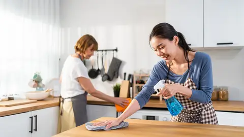 Personas limpiando la casa Personas limpiando la casa