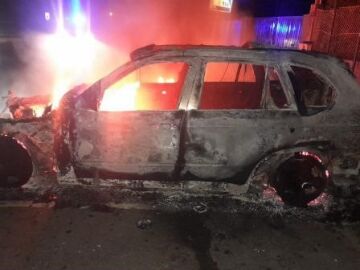 Un vehículo calcinado por las llamas de estos actos vandalicos