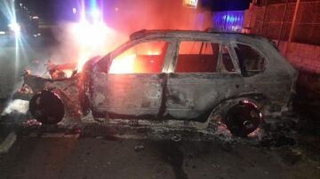 Un vehículo calcinado por las llamas de estos actos vandalicos