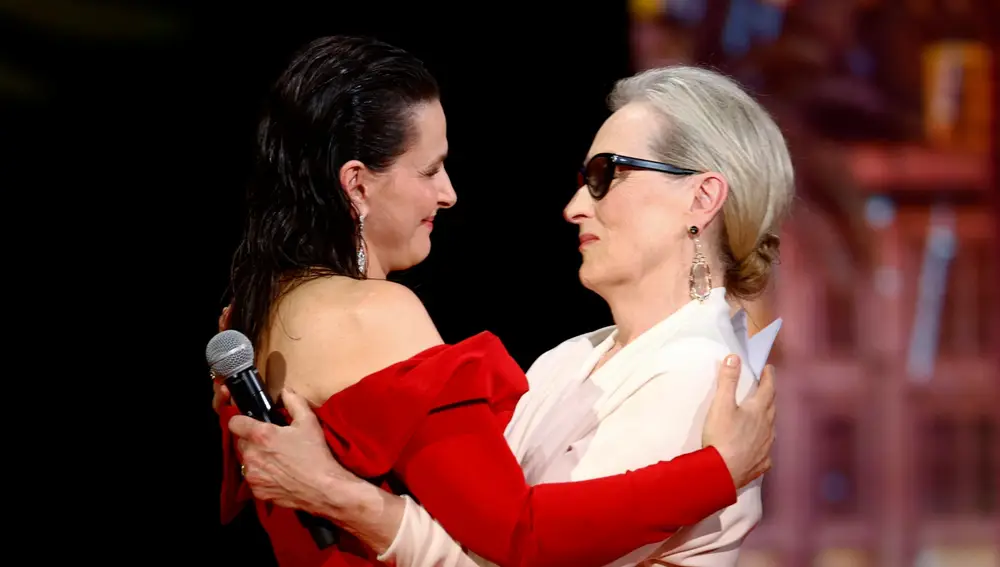 Juliette Binoche entrega a Meryl Streep la Palma de Oro de Honor en el Festival de Cannes
